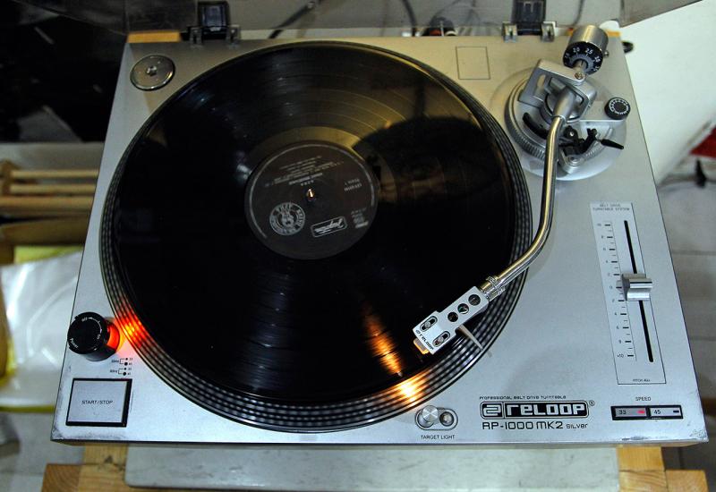 Ovo je ... gramofon. - Prodavaonica gramofonskih ploča koja održava slavu vinila