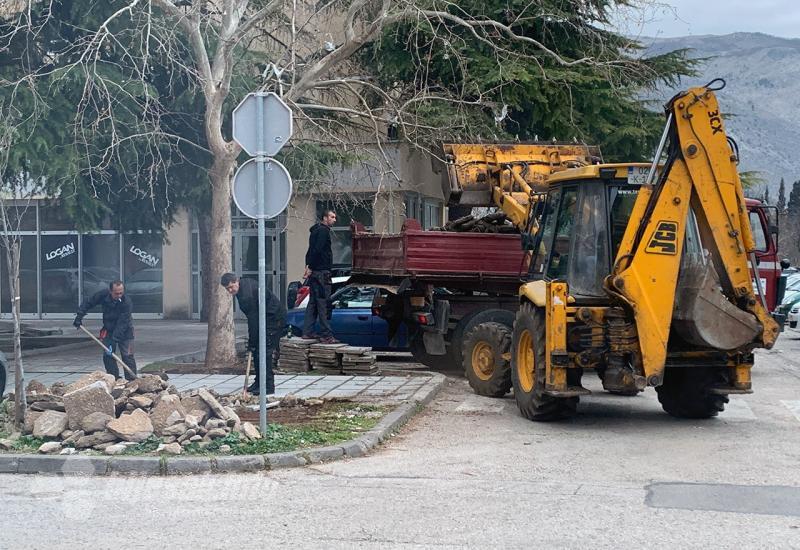 Uklanjanje starih ploča i građevinskog otpada - Obnovljen dio pločnika u Zagrebačkoj ulici
