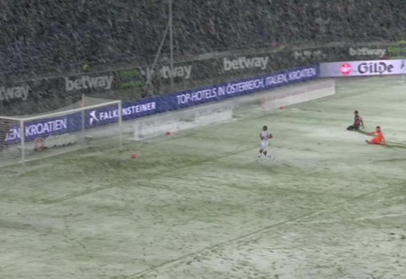 Bayer je ma utakmici protiv Hannovera imao pomoć s neba - Hannover na bizaran način ostao bez gola: Snijeg zaustavio loptu na gol-crti!