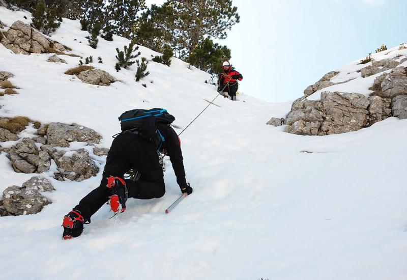 Škola alpinizma: Polaznici učili tehniku spuštanja po užetu 