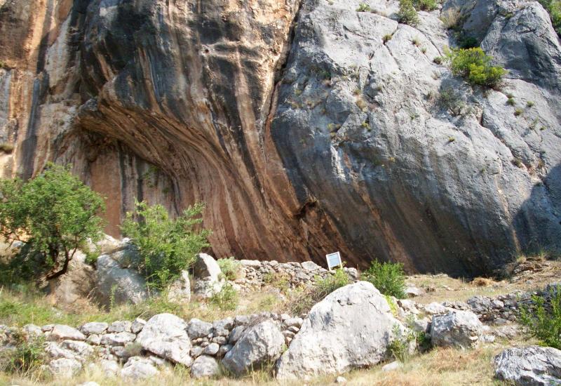 Ulaz u pećinu Badanj - U pećinu Badanj ulaze arheolozi
