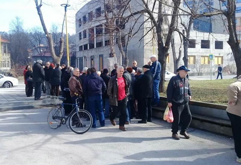 Prosvjedi radnika pred zgradom pravosudnih institucija u Tuzli