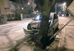 Mostar: Autom u stablo