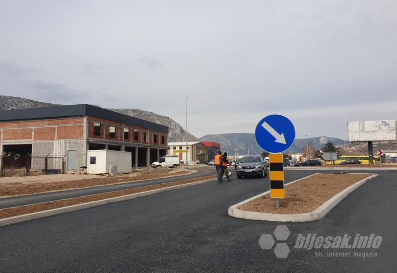 Gužve zbog asfaltiranja na novom kružnom toku u Mostaru - Gužve zbog asfaltiranja na novom kružnom toku u Mostaru