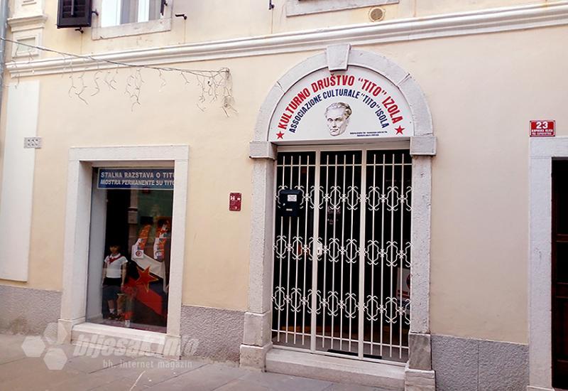 Ulaz u Kulturno društvo „Tito“ - Izola, grad zaključanih vrata