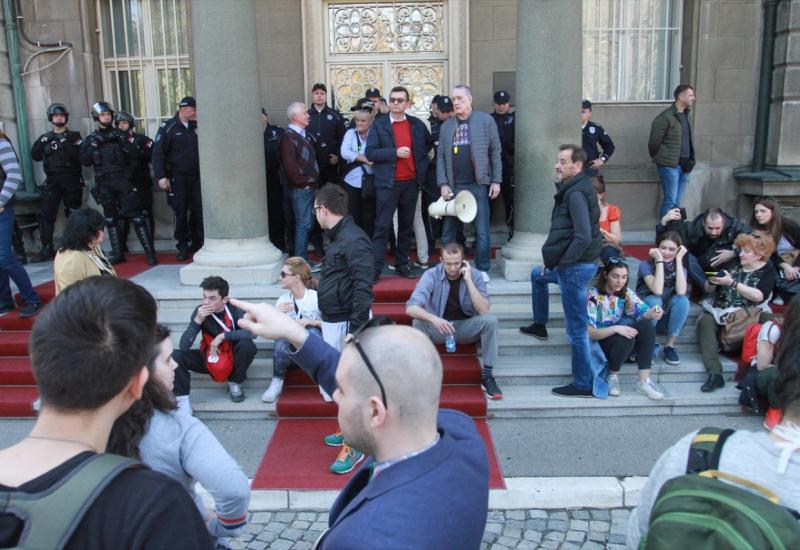 Demonstranti probili policijski kordon, stigli do zgrade Predsjedništva Srbije