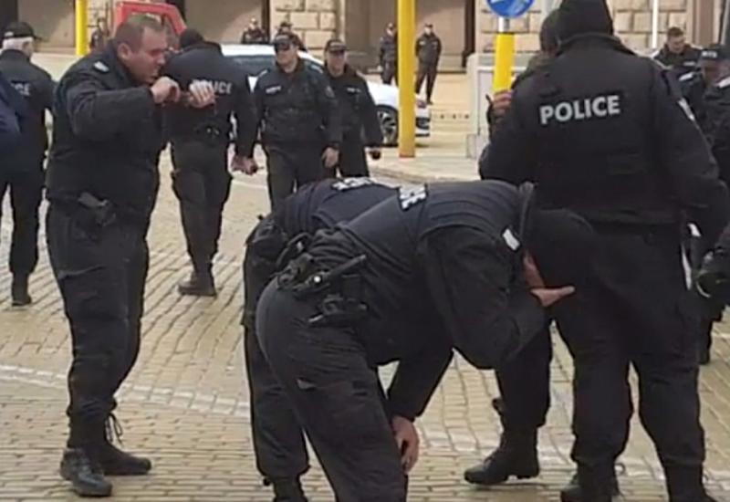 Bugarska policija postala viralna - Bacili suzavac, pa im ga vjetar vratio u lice