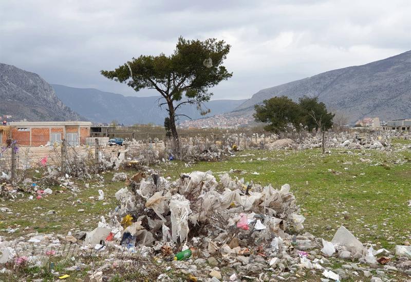 Ulaz u Mostar očišćen od plastičnih vrećica