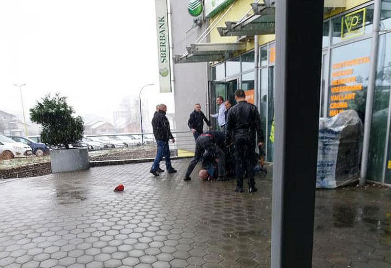Uhićenje napadača ispred banke - Ranio zaštitara prilikom pokušaja pljačke banke