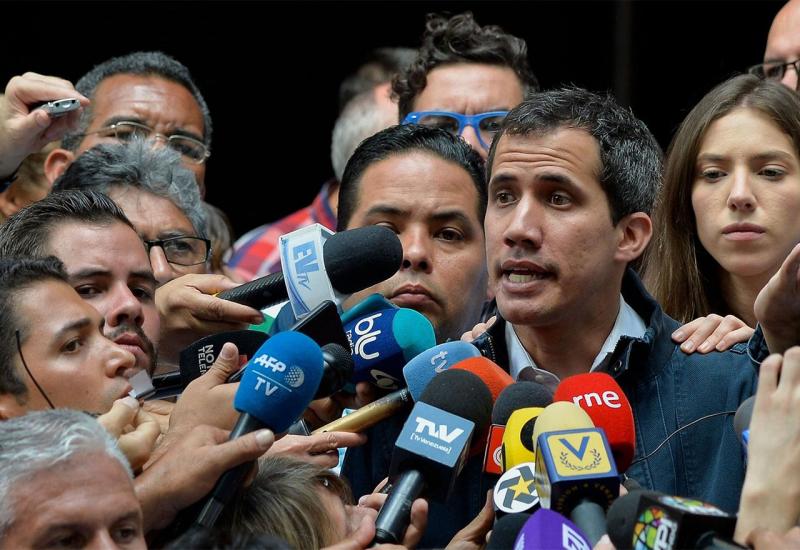 Guaido ostao bez imuniteta, izaziva vlasti da ga uhite