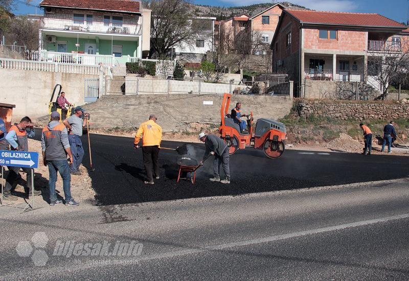Današnje postavljanje asfalta - Asfaltirana prometnica prema Fortici