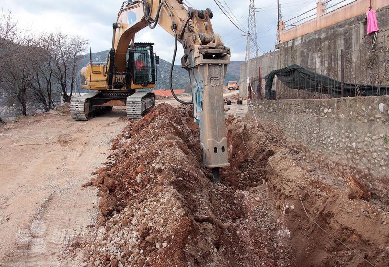 Radovi 22. veljače na kopanju kanala za cijevi - Asfaltirana prometnica prema Fortici