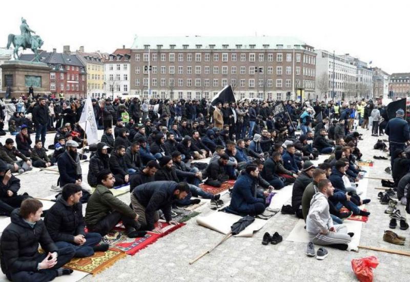 Organizirano klanjanje džuma-namaza  - Pred danskim parlamentom zapaljen Kur