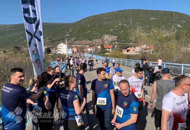Trkači okupljeni na startu utrke - Trkači spremni i raspoloženi: U Mostaru započeo vikend trčanja