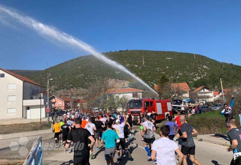 Start 3. Mostarskog polumaratona - Trkači spremni i raspoloženi: U Mostaru započeo vikend trčanja