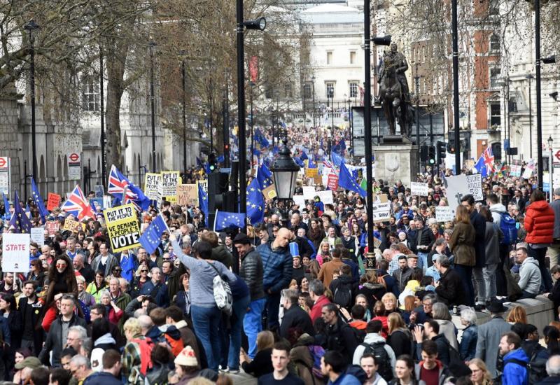 Deseci tisuća ljudi u Londonu traže novi referendum o Brexitu