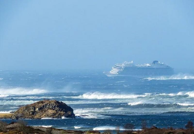 Norveški kruzer s 1300 putnika pluta prema kopnu