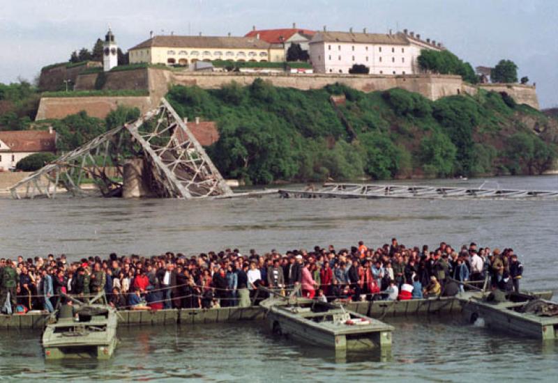 Ljudi čekaju brod da pređu rijeku nakon uništavanja mostova - Dva desetljeća od NATO bombardiranja SRJ