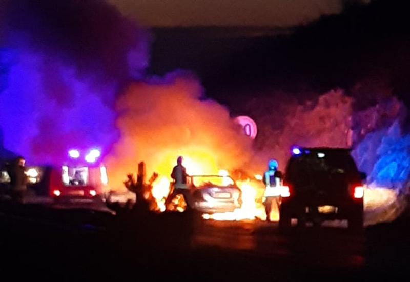 Vatrogasci gase požar na Mercedesu na Međinama - Na Međinama se zapalio Mercedes