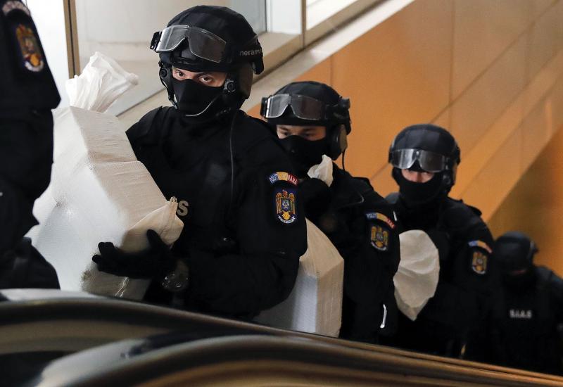 Rumunjski specijalci iznose zaplijenjeni kokain - Zaplijenjen kokain vrijedan 300 milijuna eura, uhićena dvojica Srba
