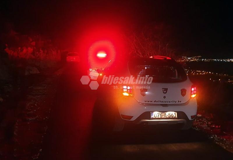 Vozilo Delta security-a sa probušenom gumom na cesti - Mostar: Policija traga za razbojnicima; zaštitar prebačen u bolnicu