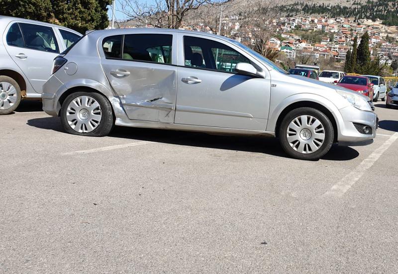 Mostar: Na parkingu razbijena dva automobila