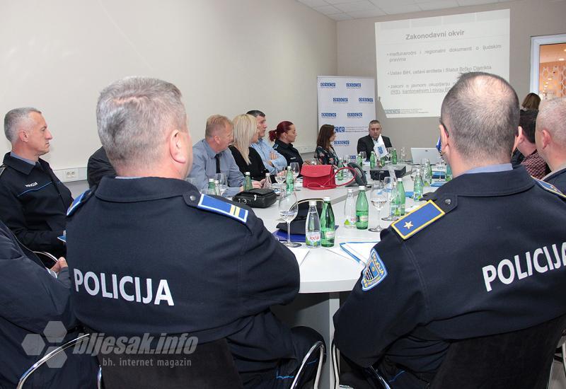 Mostar: Policajci učili o toleranciji prema javnim okupljanjima