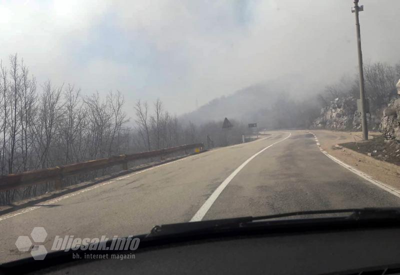 Požar između Bileće i Gacka - Zbog požara i gustog dima otežano se prometuje između Gacka i Bileće