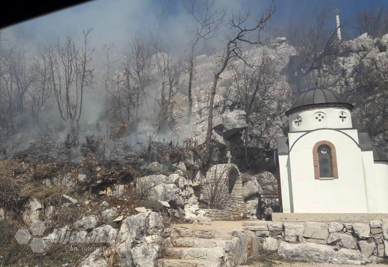 Požar između Bileće i Gacka - Zbog požara i gustog dima otežano se prometuje između Gacka i Bileće