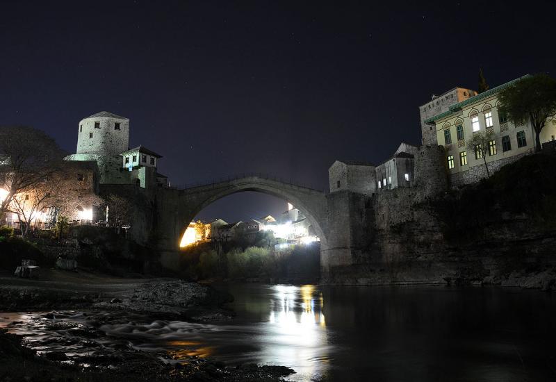 Stari most na sat vremena utonuo u mrak za spas planeta Zemlje