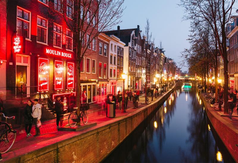 Amsterdam će zabraniti turističke obilaske crvenom četvrti