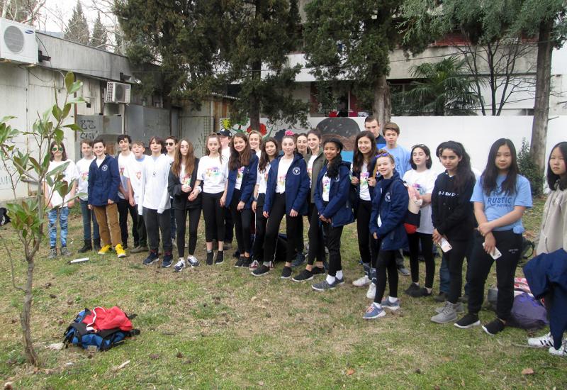 Mladi Amerikanci čistili i ukrašavali školsko dvorište u Mostaru