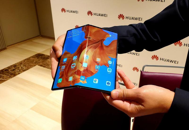 Odgođen početak prodaje Huaweijevog savitljivog telefona