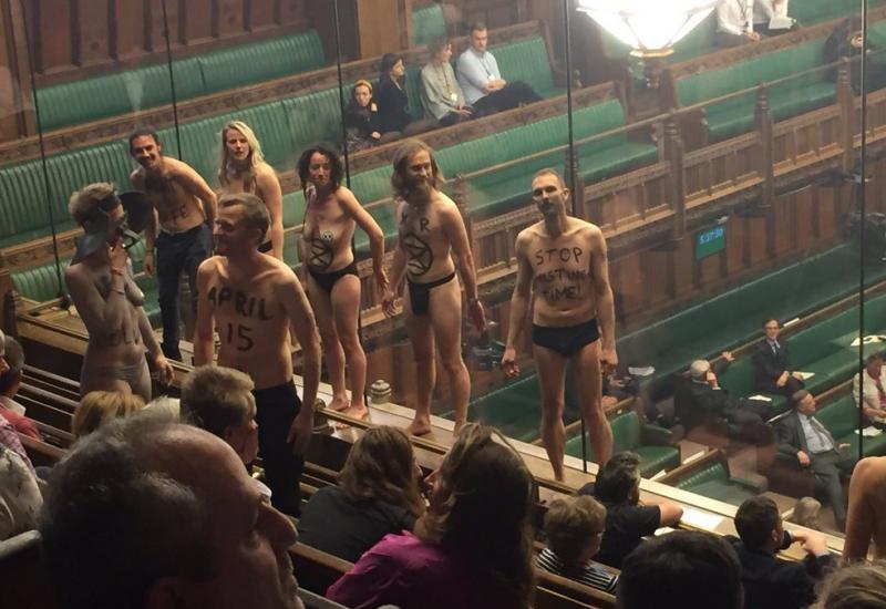 Striptiz ekoloških aktivista u britanskom parlamentu