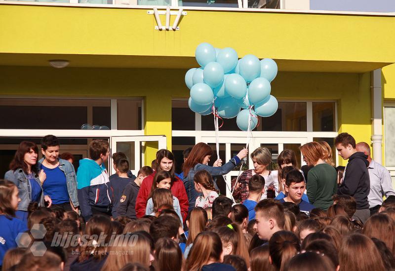 Učenici Prve osnovne škole Široki Brijeg obilježili Svjetski dan svjesnosti o autizmu - Široki Brijeg: Učenici puštanjem balona obilježili Svjetski dan svjesnosti o autizmu
