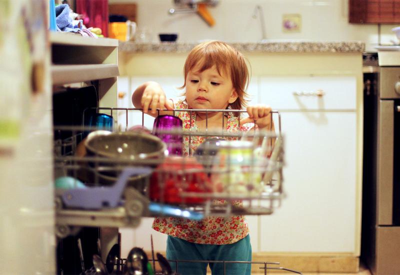 Treba li djecu plaćati za kućanske poslove?