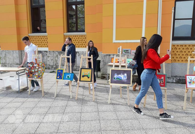 Izložba na platou ispred Gimnazije Mostar - Na platou mostarske Gimnazije: Zanimljiva izložba djece i mladih s posebnim potrebama 
