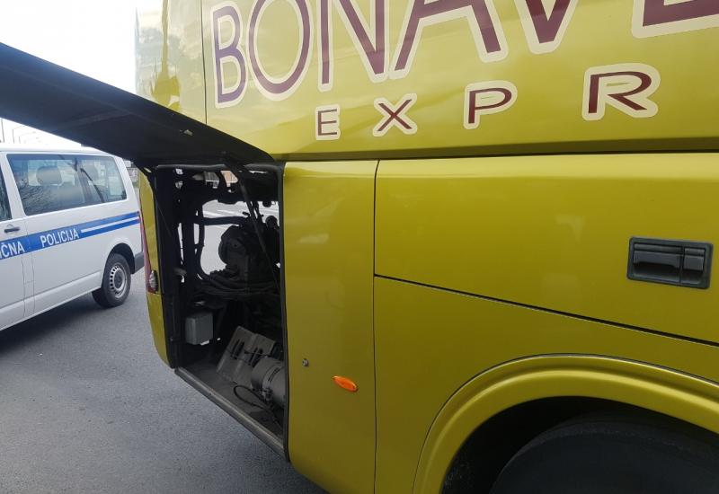 Otkriveni migranti koji su se krili kraj motora autobusa