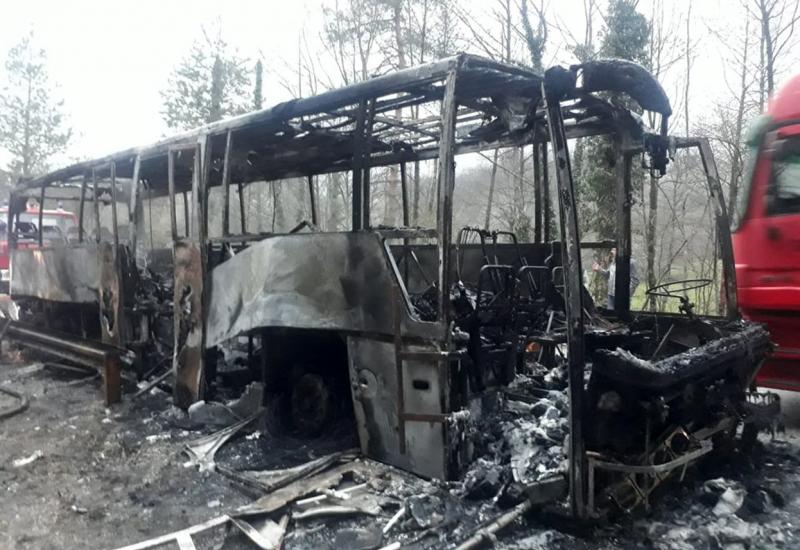 ZavidoviÄi: U voÅ¾nji izgorio autobus