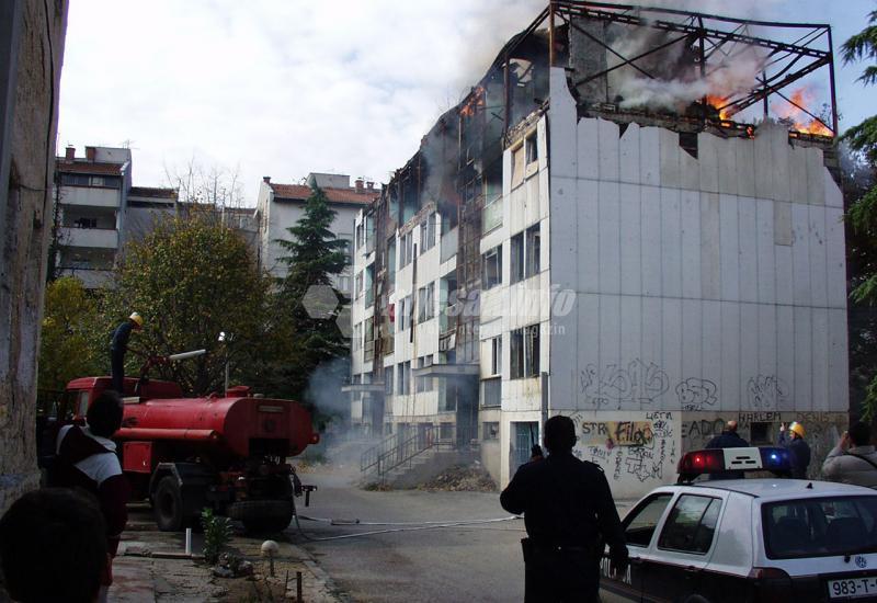 Vatrena stihija progutala je zgradu u Zagrebačkoj - Mostar: Koga čeka spaljena ruševina?