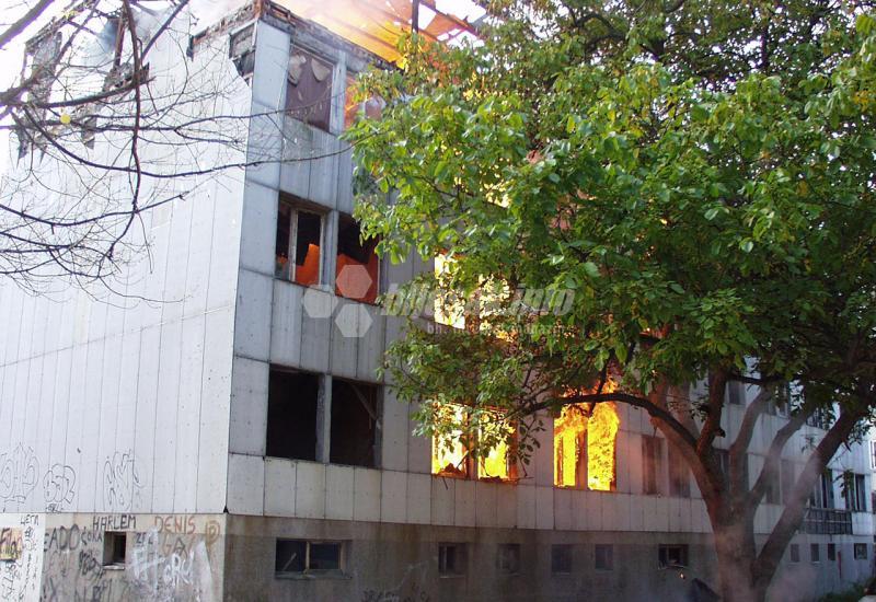 Vatrena stihija progutala je zgradu u Zagrebačkoj - 20 godina od uništenja zgrade u centru Mostara: Na što se čeka?