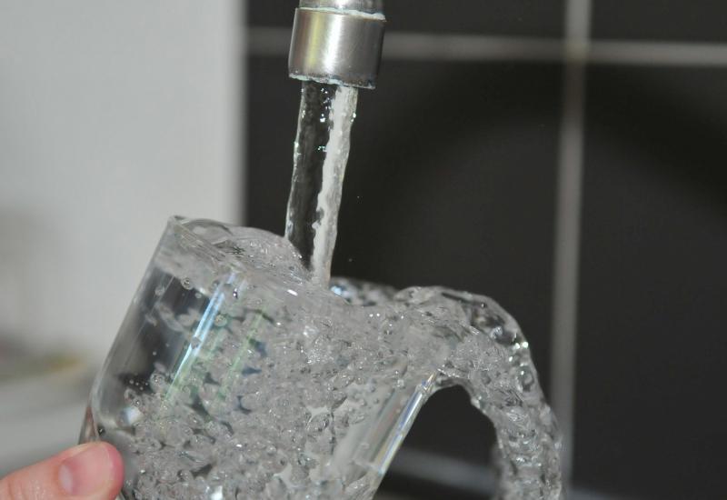 Djeca u školama piju neispravnu vodu