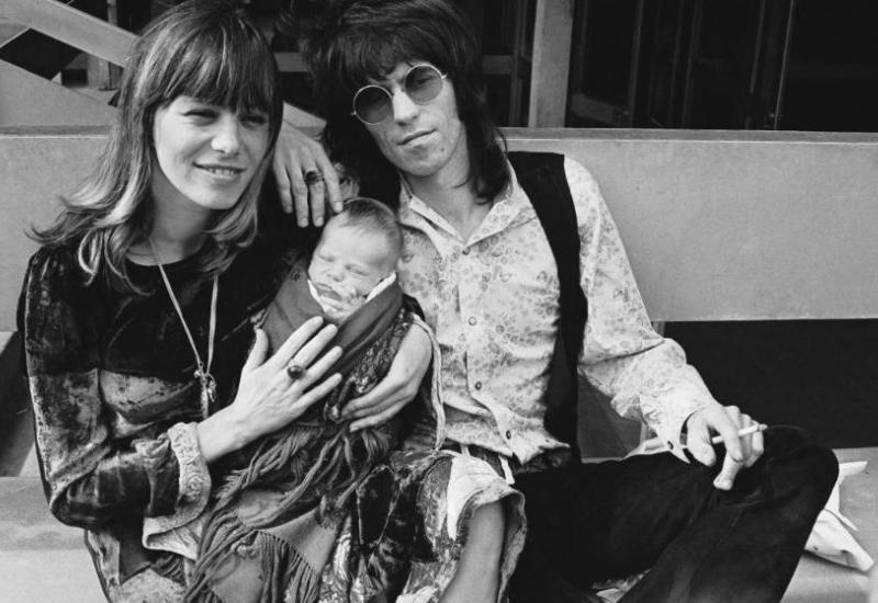 Pallenberg 1969. s Keithom Richardsom i sinčićem Marlonom - Groupies - Djevojke koje su seksom mijenjale povijest rocka