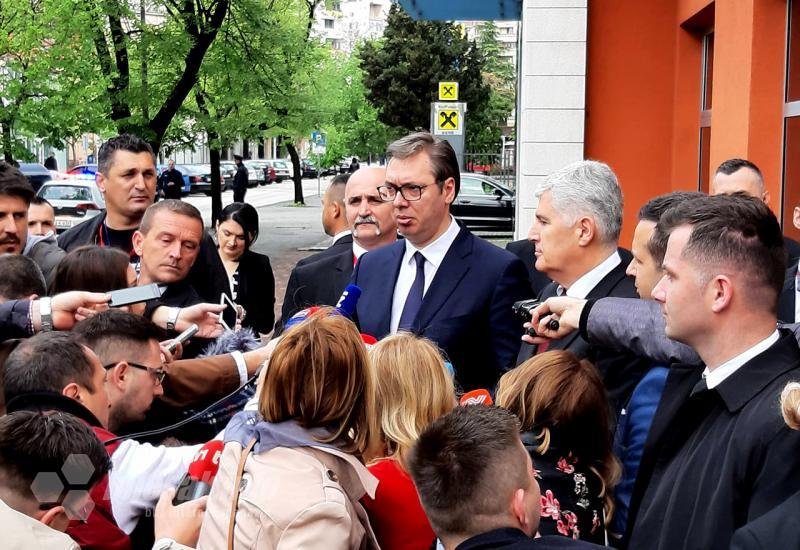 Vučić rekao da će prvi primiti cjepivo protiv covida-19 koje stigne u Srbiju