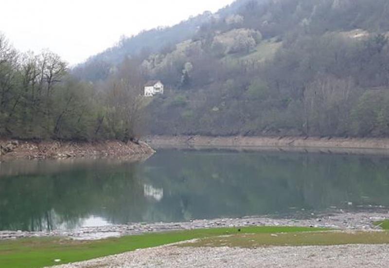Ekološka katastrofa prijeti Jablaničkom jezeru  - Ekološka katastrofa prijeti Jablaničkom jezeru 
