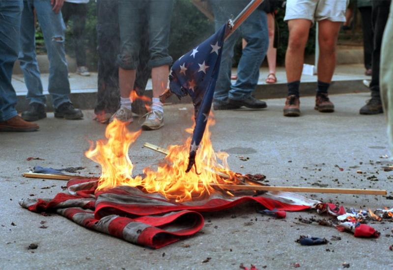 Zašto trebate razmisliti prije nego što spalite zastavu?