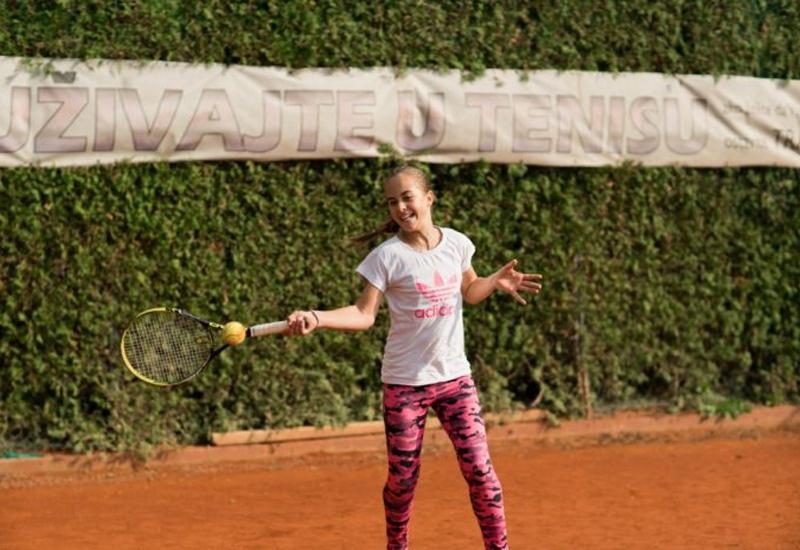 Karla Bakalar - Mlada teniska nada Čapljine Karla Bakalar osvaja sve pred sobom