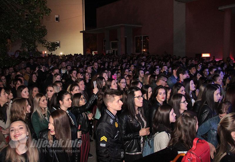 Detalj atmosfere s koncerta Galije u OKC - Mostar: Hitovi i dobra atmosfera na koncertu Galije