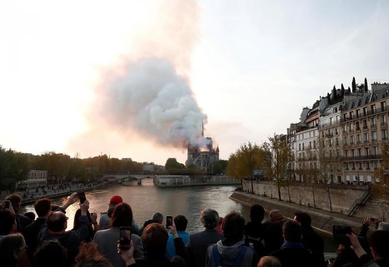 Snimke požara Notre Dame za YouTube su lažne vijesti