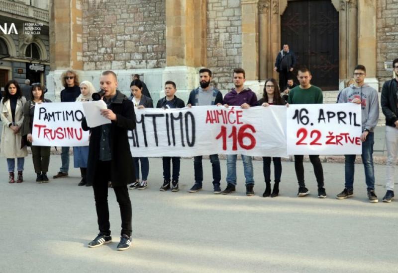 Aktivisti YIHRBiH  - Ispred sarajevske katedrale obilježene godišnjice zločina u Ahmićima i Trusini